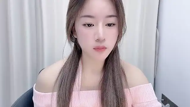 Snapshot of chloe-01 chatting on 12/04/24, 12:14 chloe-01 online show from 12/04/24, 12:14