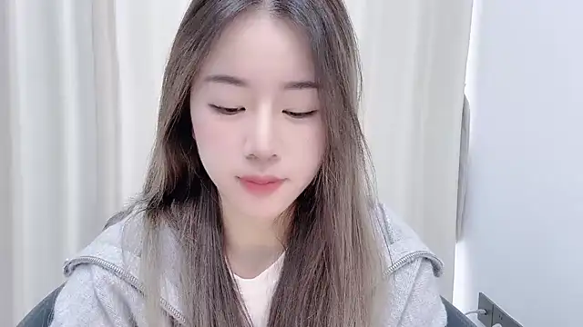 Snapshot of chloe-01 chatting on 12/05/24, 04:53 chloe-01 online show from 12/05/24, 04:53