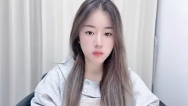 Snapshot of chloe-01 chatting on 12/05/24, 12:00 chloe-01 online show from 12/05/24, 12:00