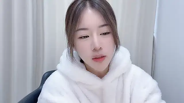 Snapshot of chloe-01 chatting on 12/06/24, 04:14 chloe-01 online show from 12/06/24, 04:14