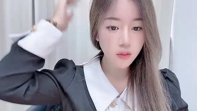 Snapshot of chloe-01 chatting on 12/12/24, 04:37 chloe-01 online show from 12/12/24, 04:37