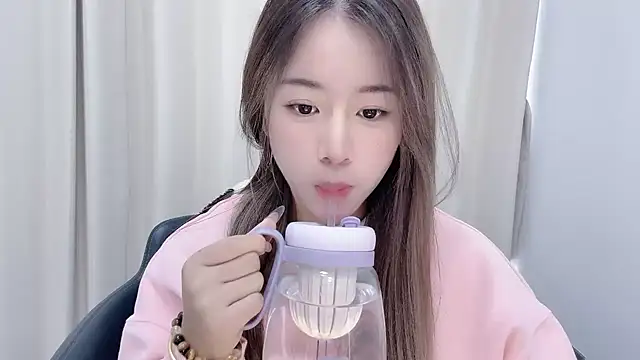 Snapshot of chloe-01 chatting on 12/14/24, 04:34 chloe-01 online show from 12/14/24, 04:34