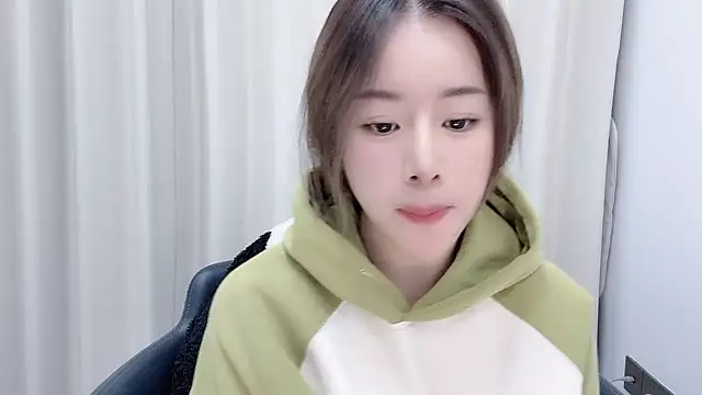 Snapshot of chloe-01 chatting on 12/15/24, 12:28 chloe-01 online show from 12/15/24, 12:28