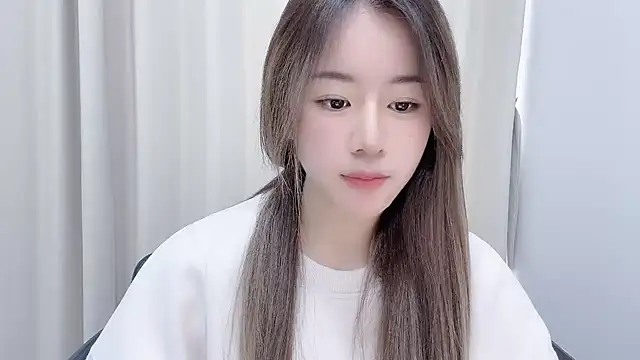 Snapshot of chloe-01 chatting on 12/17/24, 04:23 chloe-01 online show from 12/17/24, 04:23