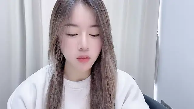 Snapshot of chloe-01 chatting on 12/17/24, 12:22 chloe-01 online show from 12/17/24, 12:22