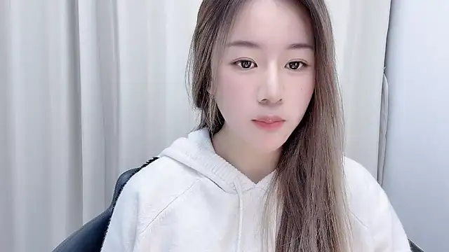 Snapshot of chloe-01 chatting on 12/18/24, 12:18 chloe-01 online show from 12/18/24, 12:18