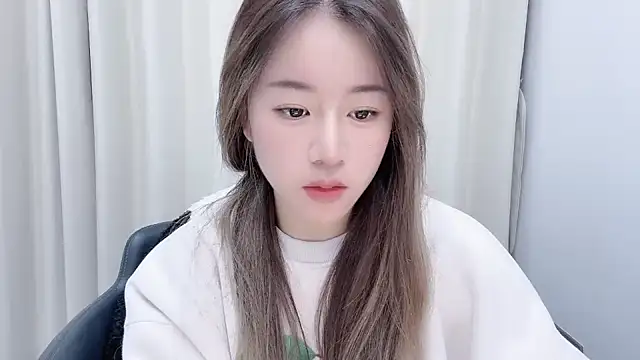 Snapshot of chloe-01 chatting on 12/22/24, 12:16 chloe-01 online show from 12/22/24, 12:16