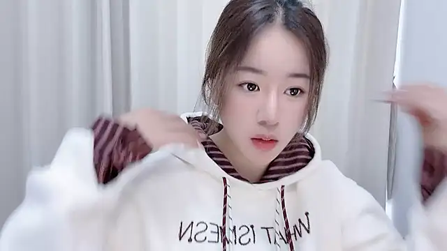 Snapshot of chloe-01 chatting on 12/27/24, 04:26 chloe-01 online show from 12/27/24, 04:26