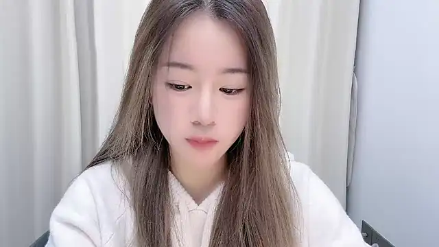 Snapshot of chloe-01 chatting on 12/28/24, 12:24 chloe-01 online show from 12/28/24, 12:24