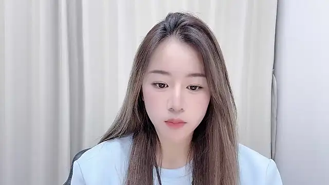 Snapshot of chloe-01 chatting on 12/29/24, 12:23 chloe-01 online show from 12/29/24, 12:23