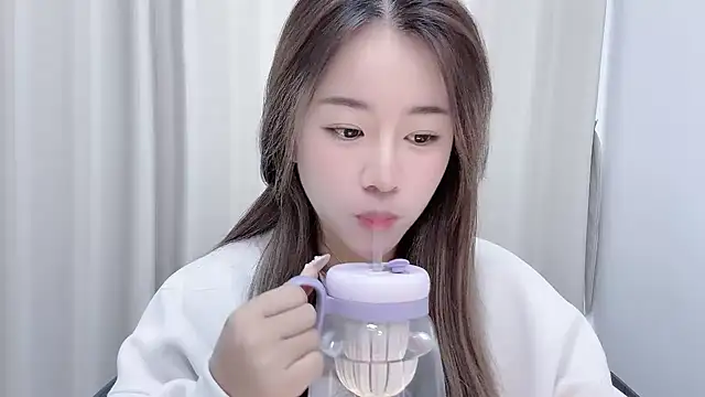 Snapshot of chloe-01 chatting on 12/30/24, 04:42 chloe-01 online show from 12/30/24, 04:42