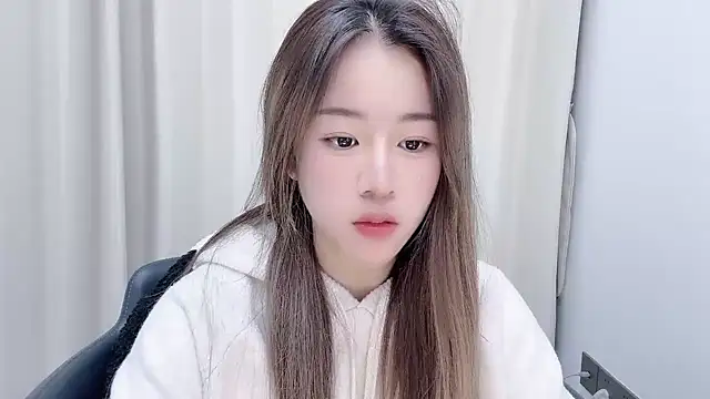 Snapshot of chloe-01 chatting on 12/30/24, 12:31 chloe-01 online show from 12/30/24, 12:31