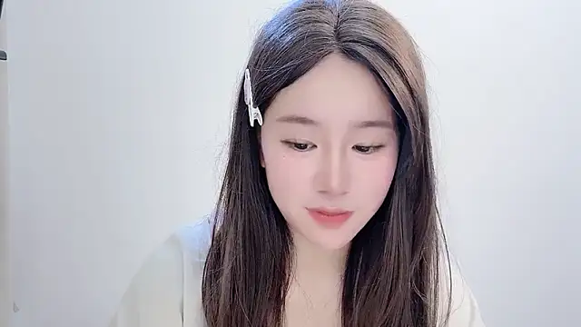 Snapshot of chloe-01 chatting on 11/10/25, 04:11 chloe-01 online show from 11/10/25, 04:11