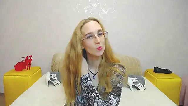 Snapshot of KlaryBrait chatting on 12/07/24, 02:35 KlaryBrait online show from 12/07/24, 02:35