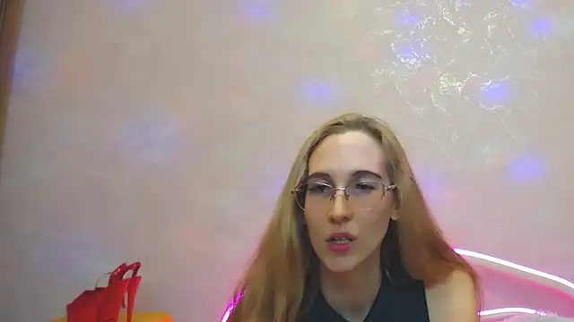 Snapshot of KlaryBrait chatting on 12/14/24, 03:25 KlaryBrait online show from 12/14/24, 03:25