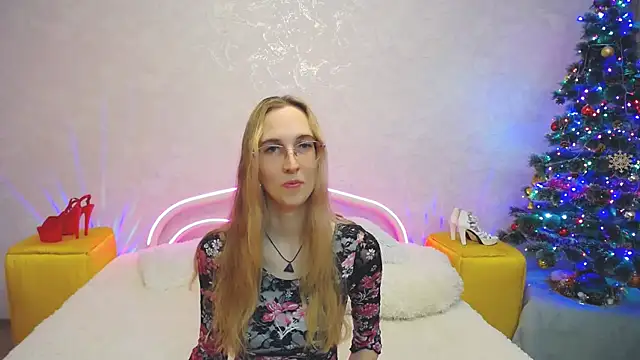 Snapshot of KlaryBrait chatting on 12/18/24, 03:00 KlaryBrait online show from 12/18/24, 03:00