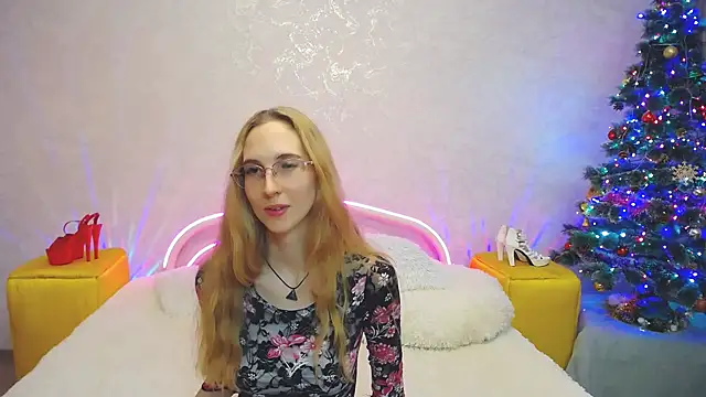 Snapshot of KlaryBrait chatting on 12/18/24, 06:03 KlaryBrait online show from 12/18/24, 06:03