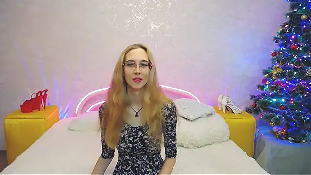 Snapshot of KlaryBrait chatting on 12/19/24, 11:18 KlaryBrait online show from 12/19/24, 11:18
