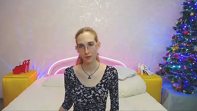 Snapshot of KlaryBrait chatting on 12/19/24, 02:35 KlaryBrait online show from 12/19/24, 02:35