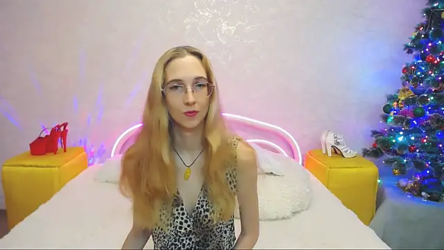 Snapshot of KlaryBrait chatting on 12/22/24, 11:00 KlaryBrait online show from 12/22/24, 11:00