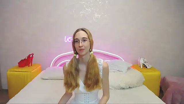 Snapshot of KlaryBrait chatting on 01/27/25, 10:16 KlaryBrait online show from 01/27/25, 10:16