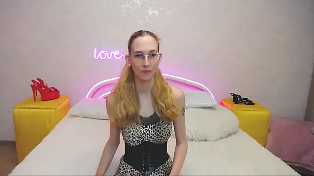 Snapshot of KlaryBrait chatting on 02/25/25, 01:39 KlaryBrait online show from 02/25/25, 01:39