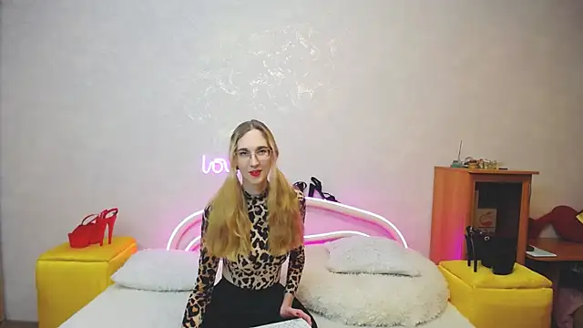 Snapshot of KlaryBrait chatting on 03/15/25, 12:34 KlaryBrait online show from 03/15/25, 12:34