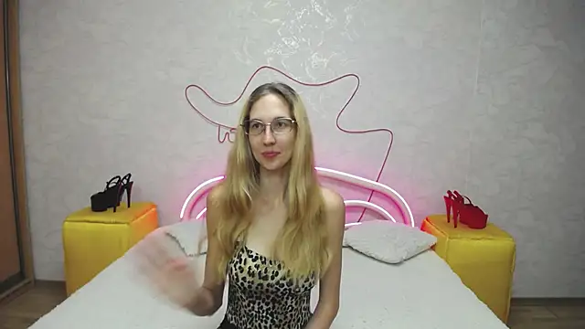 Snapshot of KlaryBrait chatting on 09/19/25, 04:03 KlaryBrait online show from 09/19/25, 04:03