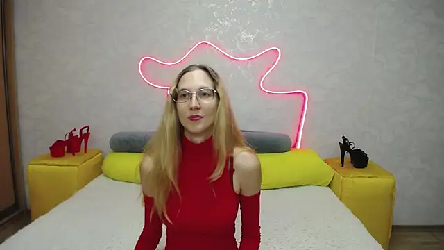 Snapshot of KlaryBrait chatting on 10/10/25, 11:20 KlaryBrait online show from 10/10/25, 11:20