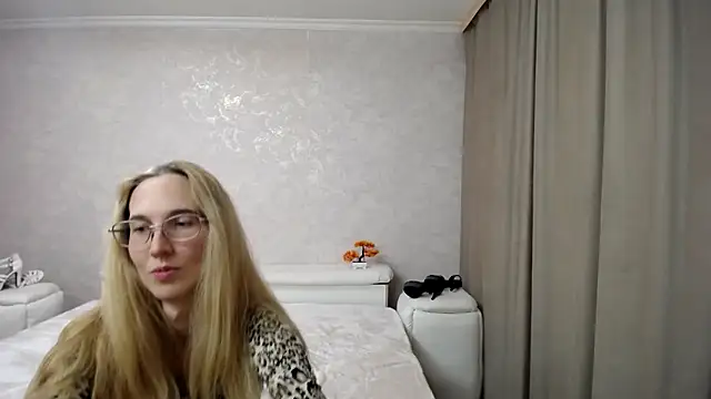 Snapshot of KlaryBrait chatting on 12/17/25, 04:46 KlaryBrait online show from 12/17/25, 04:46