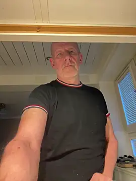 Snapshot of malematureisbest chatting on 12/14/25, 03:39 malematureisbest online show from 12/14/25, 03:39