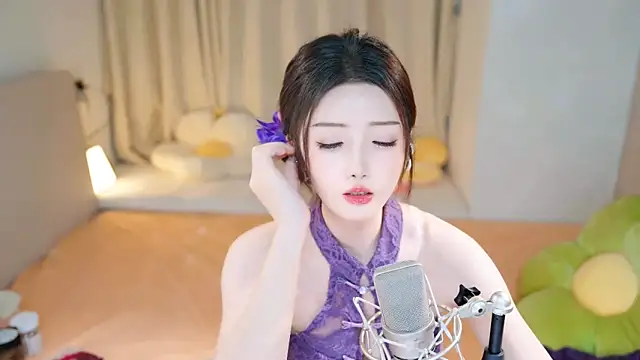 Snapshot of Eimile chatting on 12/12/24, 06:21 Eimile online show from 12/12/24, 06:21