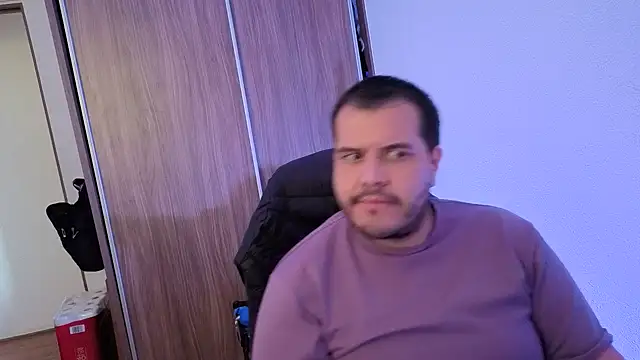 Snapshot of bearcloudcomputa chatting on 11/17/25, 09:53 bearcloudcomputa online show from 11/17/25, 09:53