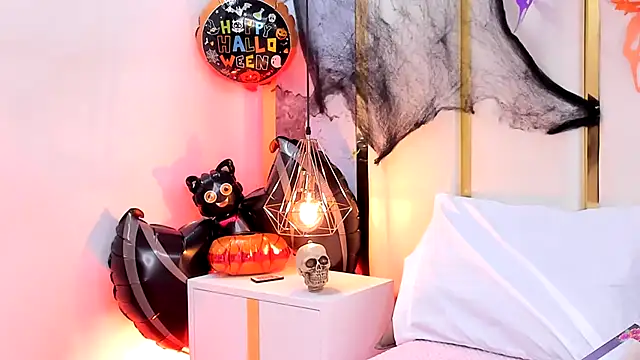 SalommeFlores online show from 10/24/25, 07:10