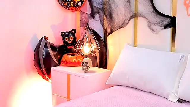 SalommeFlores online show from 10/30/25, 09:15