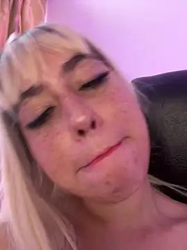 Snapshot of HannaSmiith chatting on 03/10/25, 01:21 HannaSmiith online show from 03/10/25, 01:21