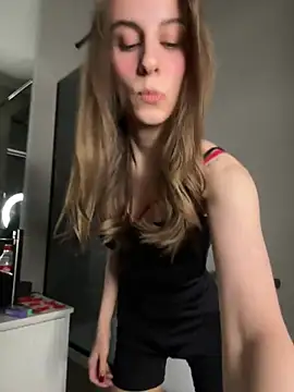 Snapshot of HellPeach chatting on 02/17/25, 01:36 HellPeach online show from 02/17/25, 01:36