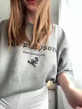 Snapshot of HellPeach chatting on 03/05/25, 12:22 HellPeach online show from 03/05/25, 12:22