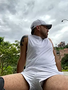 JuanZapata33 online show from 10/30/25, 04:52