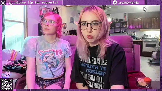 Snapshot of v3n0mb1t3z chatting on 10/14/25, 09:04 v3n0mb1t3z online show from 10/14/25, 09:04