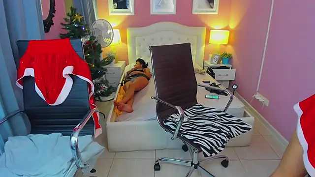 Snapshot of EricaAndPenelopa chatting on 12/28/24, 11:41 EricaAndPenelopa online show from 12/28/24, 11:41