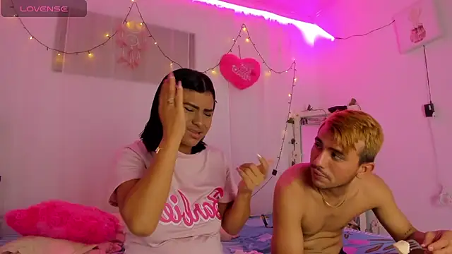 Snapshot of catalina_and_roger chatting on 03/14/25, 07:26 catalina and roger online show from 03/14/25, 07:26