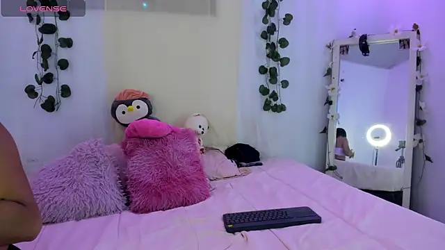 Snapshot of catalina_and_roger chatting on 09/25/25, 08:34 catalina and roger online show from 09/25/25, 08:34