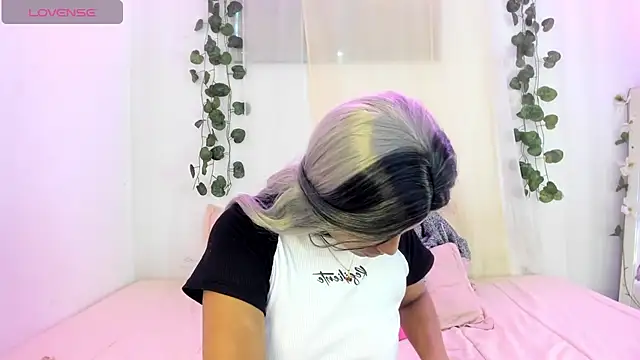 Snapshot of catalina_and_roger chatting on 10/11/25, 08:29 catalina and roger online show from 10/11/25, 08:29