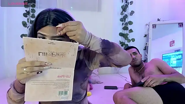 Snapshot of catalina_and_roger chatting on 10/21/25, 12:28 catalina and roger online show from 10/21/25, 12:28