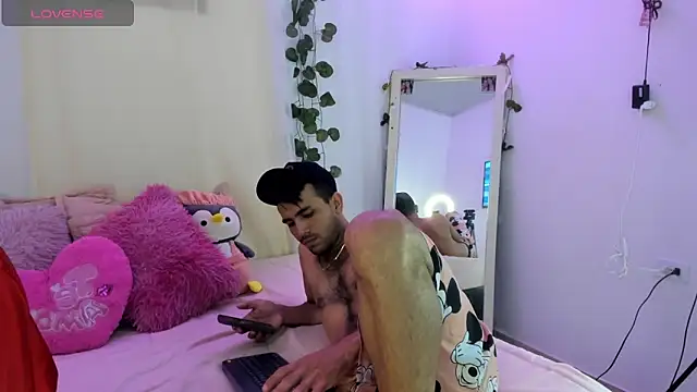 Snapshot of catalina_and_roger chatting on 10/22/25, 12:05 catalina and roger online show from 10/22/25, 12:05