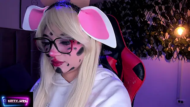 Snapshot of Kitty_Gang chatting on 10/31/25, 02:34 Kitty Gang online show from 10/31/25, 02:34