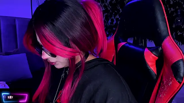 Snapshot of Kitty_Gang chatting on 12/17/25, 02:28 Kitty Gang online show from 12/17/25, 02:28