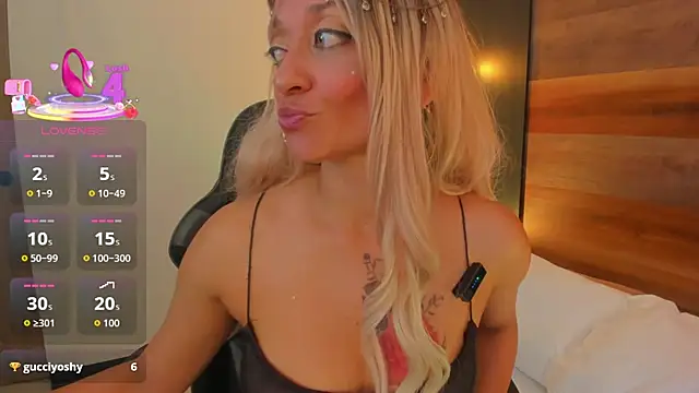 Snapshot of emma_collson chatting on 10/28/25, 02:37 emma collson online show from 10/28/25, 02:37