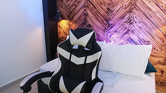 Snapshot of emma_collson chatting on 11/22/25, 12:09 emma collson online show from 11/22/25, 12:09